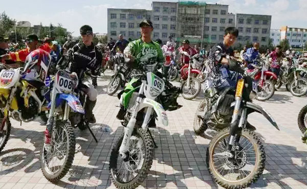 新疆福海“環(huán)烏倫古湖”摩托車(chē)越野賽，鑫源摩托奪冠
